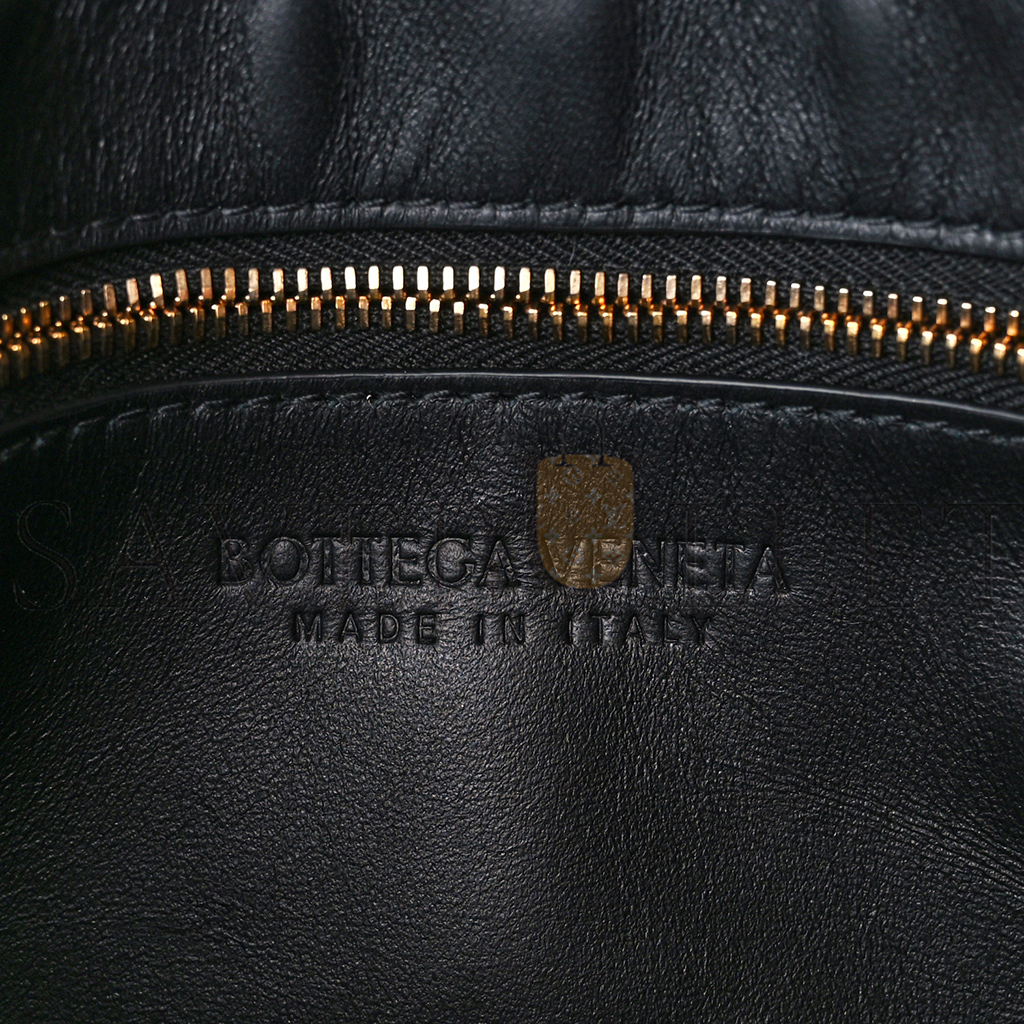 bo*te*ga Ve*ne*ta patent maxi intrecciato cassette crossbody bag black (22*15*4cm)