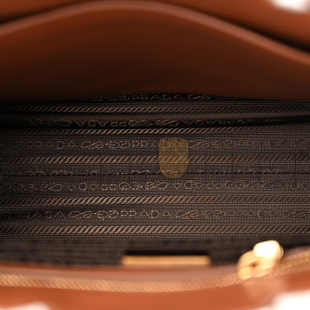 Pra*a jacquard saffiano triangolo symbole embroidered small tote tobacco talco (28*22*9cm)