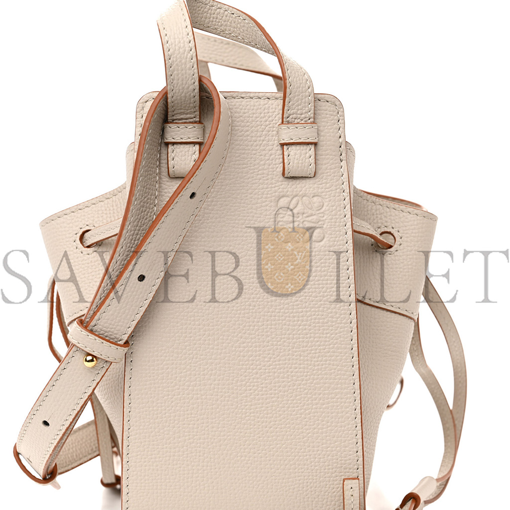 l*ew* pebble grain calfskin mini hammock shoulder bag light ghost (19*17*11cm)